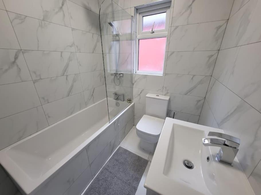 4 Bedroom House, 8 Min To City! Манчестер Экстерьер фото