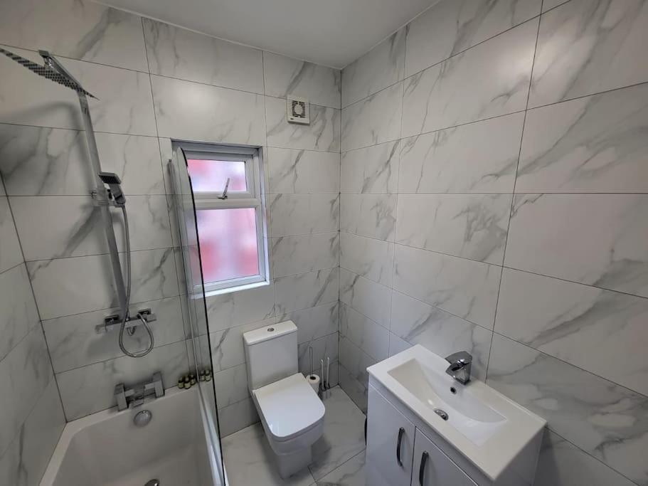 4 Bedroom House, 8 Min To City! Манчестер Экстерьер фото